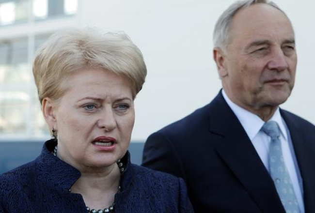 Pagājušā gada jūnijā Lietuvas prezidente Daļa Grībauskaite kopā ar Valsts prezidentu Andri Bērziņu apmeklēja Inčukalna gāzes krātuvi. Foto: Ieva Čīka, LETA