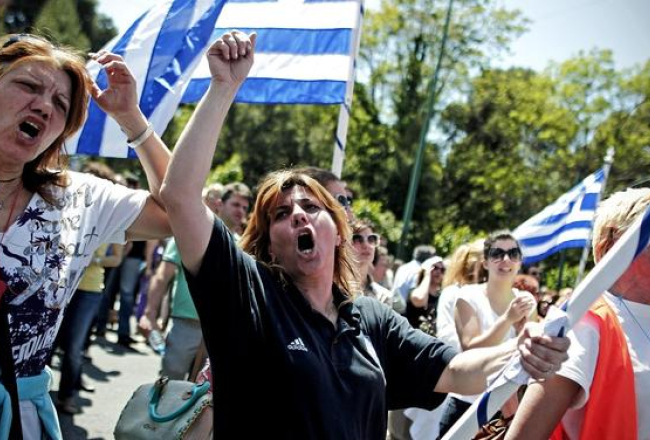 Grieķijas civildienesta ierēdņi protestē pret iecerētajām reformām. Foto: EPA/LETA
