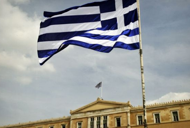 Grieķijas karogs pie parlamenta. Foto: AFP/LETA