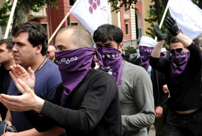Attēlā: Gruzijas opozicionāri Gruzijas galvaspilsētas Tbilisi ielās 23.maijā.