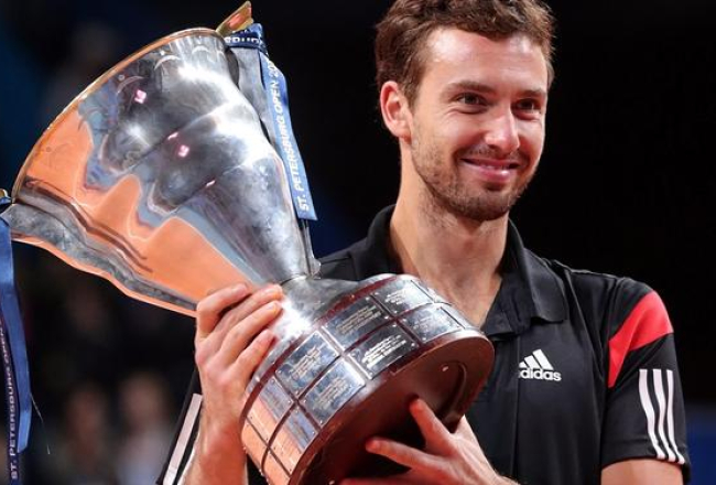 Tenisists Ernests Gulbis ar "ATP World Tour 250" balvu. Foto: EPA/LETA