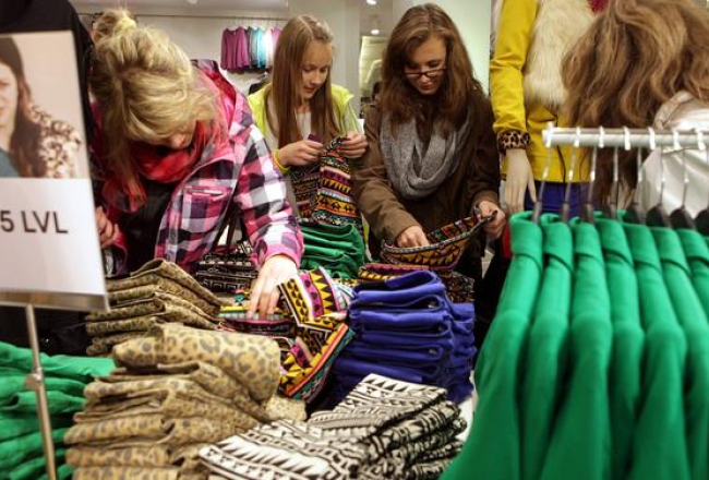 Pircēji Zviedrijas apģērbu mazumtirdzniecības kompānijas "Hennes and Mauritz" (H&M) veikala atklāšanas dienā "Galerijā Centrs". Foto: Ieva Čīka, LETA