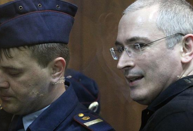 Mihails Hodorkovskis (no labās)tiesā. Foto: AFP/LETA