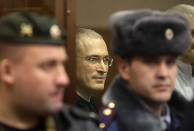 Mihails Hodorkovskis (C) un Platons Ļebedevs (L). Avots: EPA/LETA