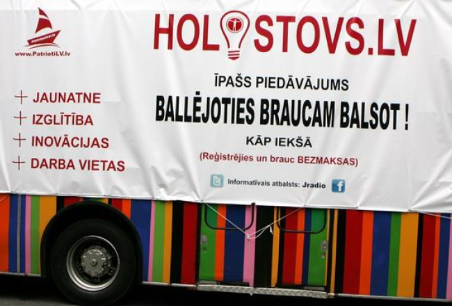 Apvienības "Saskaņas centrs" Saeimas deputāta Alekseja Holostova reklāma uz autobusa pirms Saeimas vēlēšanām Elizabetes ielā 2010.gadā. Foto: Edijs Pālens, LETA