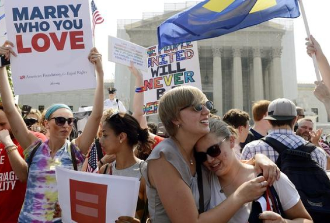Homoseksuāli pāri priecājas pēc ASV Augstākās tiesas sprieduma, kas leģitimējis laulāto viendzimuma pāru līdztiesību. Foto: EPA/LETA