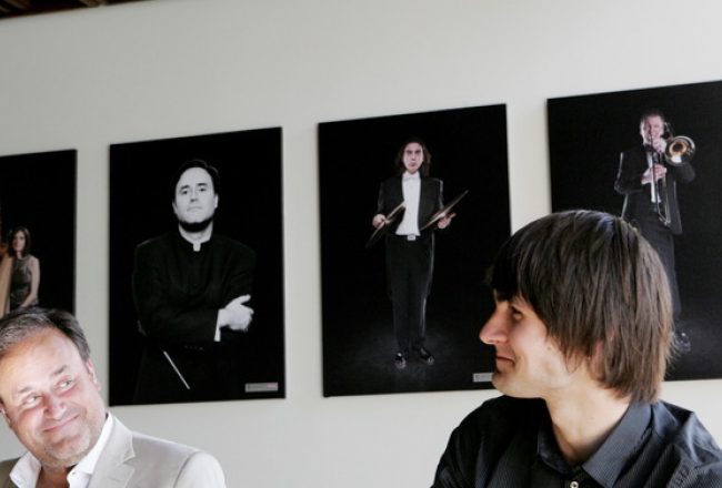Karels Marks Šišons (no kreisās) un pianists Vestards Šimkus šovakar koncertēs Lielajā Ģildē. Foto: Rūta Kalmuka, F64