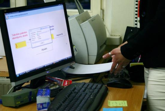 Balsu skaitīšana elektroniski kādā vēlēšanu iecirknī. Foto: Dmitrijs Suļžics, F64