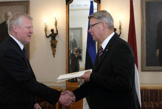 Igaunijas vēstnieku Latvijā Mati Vārmanu (K) akreditācijas vizītē 2010.gada 7.septembrī pieņem