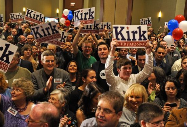 Republikāņu senatora Marka Kirka atbalstītāji Illionoisas štatā. Avots: EPA/LETA