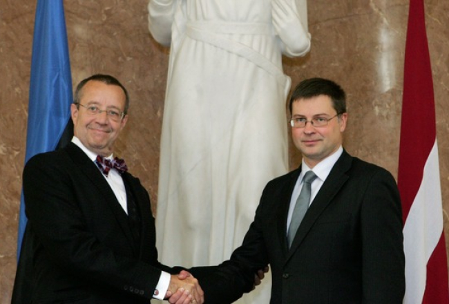 Igaunijas prezidents Tomass Hendriks Ilvess un Latvijas premjerministrs Valdis Dombrovskis. Foto: Raitis Plauks, F64