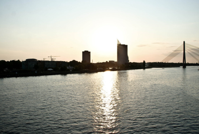 "Oligarhu kapusvētki" noritēja mierīgi un, skanot kora mūzikai, drīz pēc oligarhu palaišanas Daugavā, cilvēki pameta AB dambi.