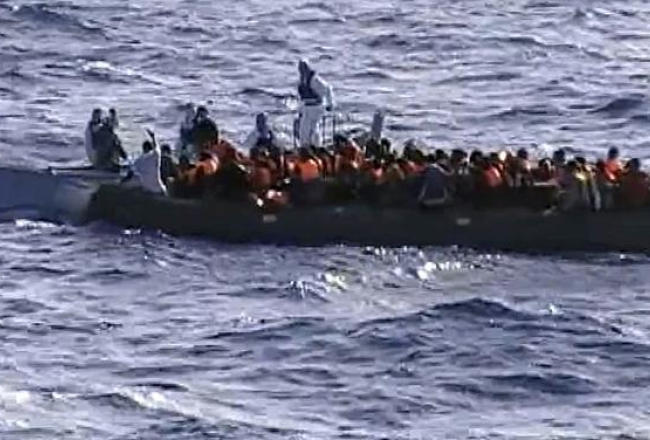 Itālijas glābēju laiva ar nelegālajiem imigrantiem. Foto: AFP/LETA