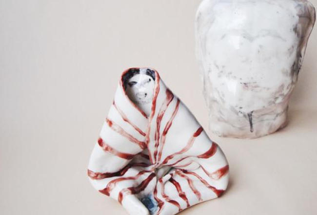 Ingas Melderes porcelānā veidotais darbs "Kažociņš". Publicitātes foto