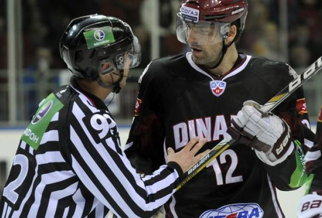 Aleksandrs Žirū (pa labi) spēles brīdī diskutē ar tiesnesi. Foto: Romāns Kokšarovs, F64