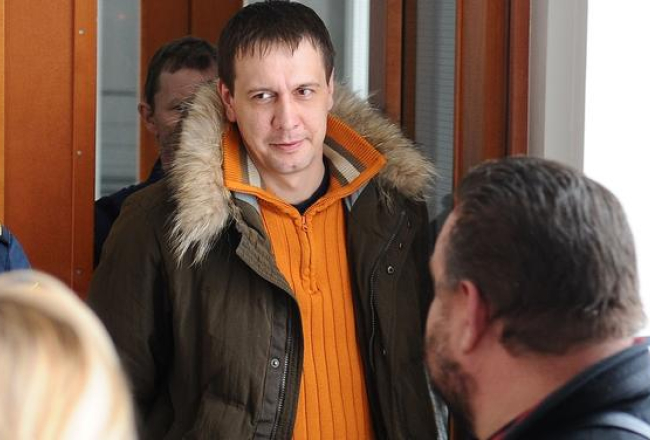 Apsūdzētais Vjačeslavs Širjakovs februārī tiek konvojēts uz sēdi Rīgas apgabaltiesā. Foto: Evija Trifanova, LETA