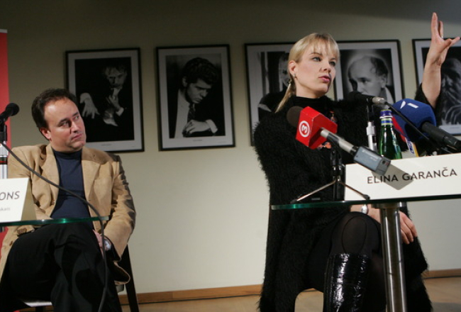 Karels Marks Šišons un Elīna Garanča kādā preses konferencē Rīgā. Foto: Jānis Saliņš, F64