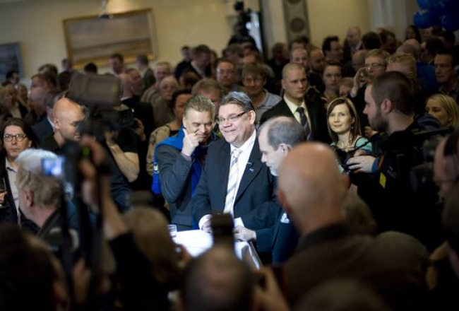 Attēla centrā Nacionālās koalīcijas dalībnieka, partijas "Īstie somi" līderis Timo Soini (kaklasaitē). Viņa partija iepriekšējās vēlēšanās ieguva vien 4,1%, bet šajās - 19%.