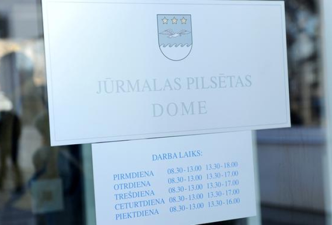 Plāksne pie Jūrmalas domes. Foto: Lita Krone, LETA