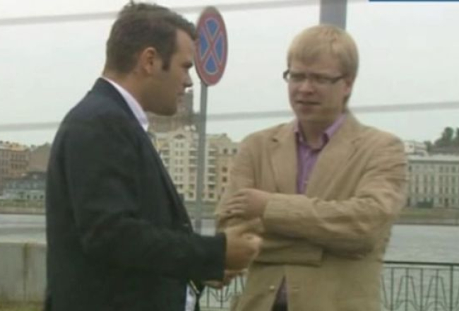 Satiksmes ministra biroja vadītājs Emīls Jakrins (no kreisās) un LTV Ziņu dienesta vadītājs Mareks Gailītis. Foto no LTV publiskotā videomateriāla