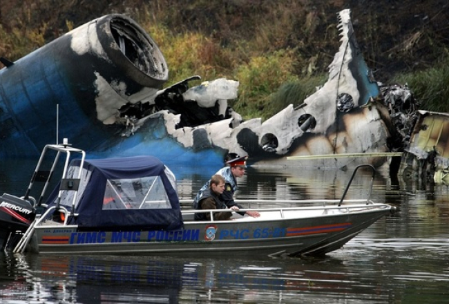 Lidmašīna "Jak-42" ar purngalu iegāzās Volgas upē. Foto: AFP/LETA