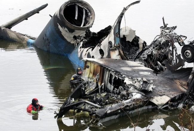 7.septembrī avarējušās lidmašīnas atlūzas upē. Foto: AFP/LETA