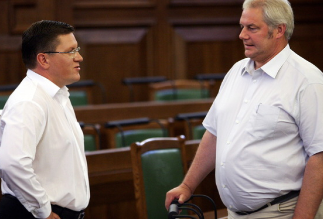 Dzintars Jaundžeikars (L) ar parlamenta kolēģi Mareku Segliņu (K). Autors: Lauris Vīksne, F64