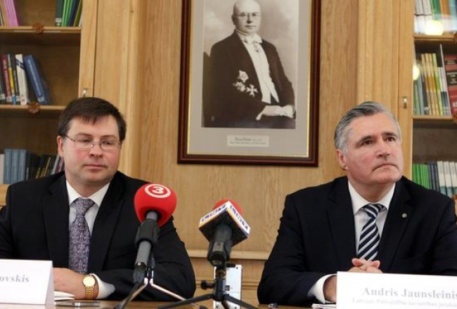 Ministru prezidents Valdis Dombrovskis (no kreisās) un Latvijas Pašvaldību savienības priekšsēdis Andris Jaunsleinis piedalās preses brīfingā pēc Ministru kabineta un Latvijas Pašvaldību savienības vienošanās un domstarpību protokola par 2013. gada valsts budžetu parakstīšanas. Foto: Edijs Pālens, LETA
