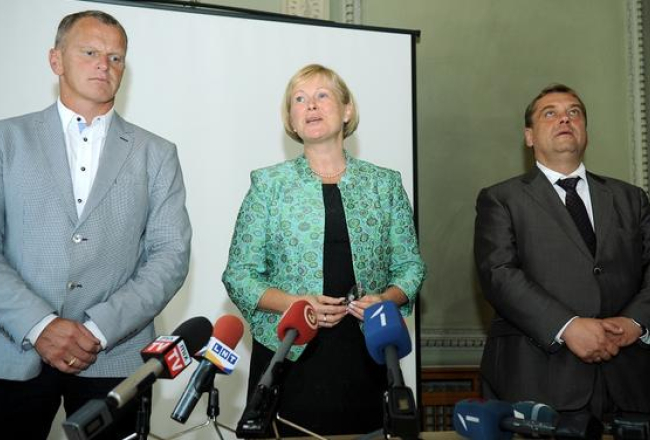 Saeimas deputāts Gaidis Bērziņš (no kreisās), kultūras ministre Žaneta Jaunzeme-Grende un Nacionālās apvienības ģenerālsekretārs Aigars Lūsis preses konferencē pēc kultūras ministres demisijas pieprasījuma. Foto: Evija Trifanova, LETA