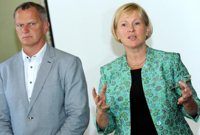 Kultūras ministre Žaneta Jaunzeme-Grende un Nacionālās apvienības pārstāvis Gaidis Bērziņš preses konferencē. Foto: Evija Trifanova, LETA