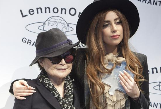 Joko Ono un Lady Gaga balvas pasniegšanas ceremonijā. Foto: AFP/LETA