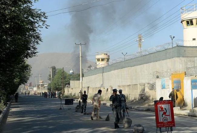 Afgāņu drošības dienests apsargā ceļu prezidenta pili Kabulā. Foto: AFP/LETA