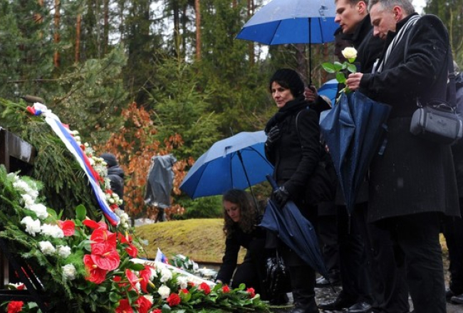 Polijas prezidenta Leha Kačiņska piemiņas vieta katastrofas vietā. Foto: AFP/LETA
