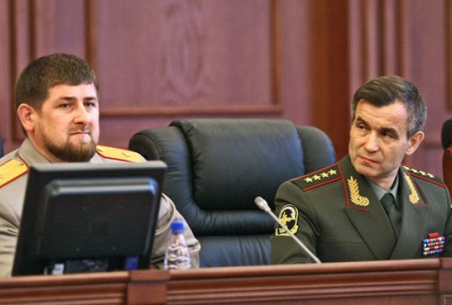 Čečenijas prezidents Ramzans Kadirovs un Krievijas iekšlietu ministrs Rašids Nurgalijevs. Avots: ITAR-TASS/LETA