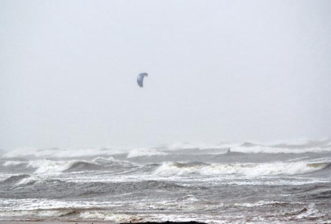 Kaitbordists virs jūras. Foto: LETA