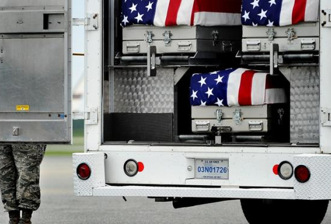 Afganistānā kritušo ASV karavīru mirstīgās atliekas uz dzimteni tiek vestas cinka zārkos. Foto: AFP/LETA
