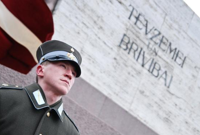 Godasardze pie Brīvības pieminekļa. Foto: Emīls Desjatņikovs, F64