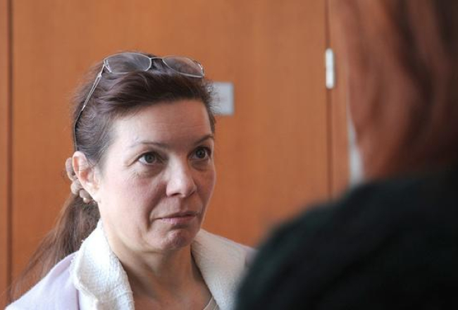 Tatjana Kargina tiesā sarunā ar advokātu. Foto: Evija Trifanova, LETA