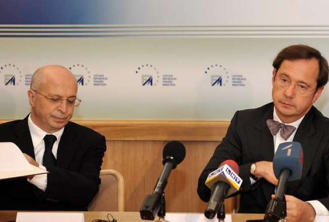 2008.gads. Līguma parakstīšana par "Parex bankas" akciju kontrolpaketes pārņemšanu valsts īpašumā. "Parex bankas" akcionāri Viktors Krasovickis (no kreisās) un Valērijs Kargins pēc līguma parakstīšanas, kas paredz "Parex bankas" akciju kontrolpaketes jeb 51% pārņemšanu "Hipotēku un zemes bankas" īpašumā. Foto: Ieva Čīka, LETA