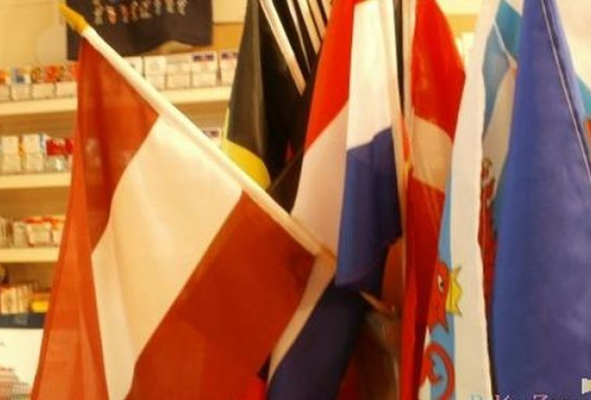 Nepareizais Latvijas karogs suvenīru veikalā Briselē. Foto: Ilze Vainovska, rekurzeme.lv