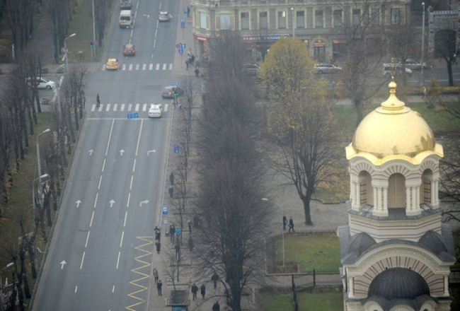 Atjaunotais Katedrāles zvanu torņa kupols mirdz zeltā. Foto: Evija Trifanova, LETA