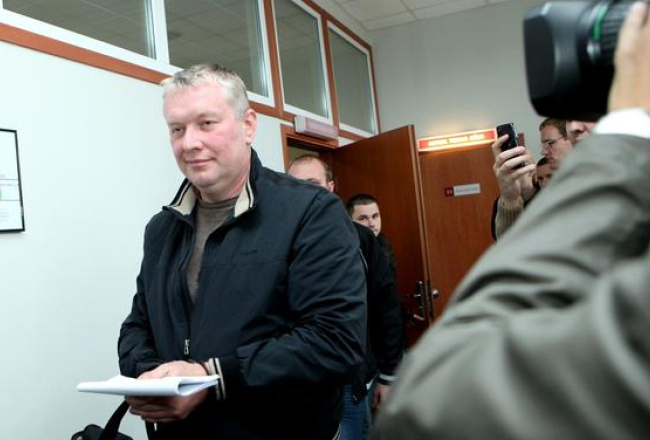 Aizdomās par dienesta stāvokļa ļaunprātīgu izmantošanu turētais bijušais SIA "Rīgas nami" valdes priekšsēdētājs Kārlis Kavacs tiek konvojēts no Rīgas pilsētas Centra rajona tiesas, kuras sēdē viņu nolēma apcienāt. Foto: Edijs Pālens, LETA