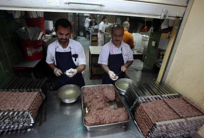 Turku kebabu cepšana. Foto: AFP/LETA