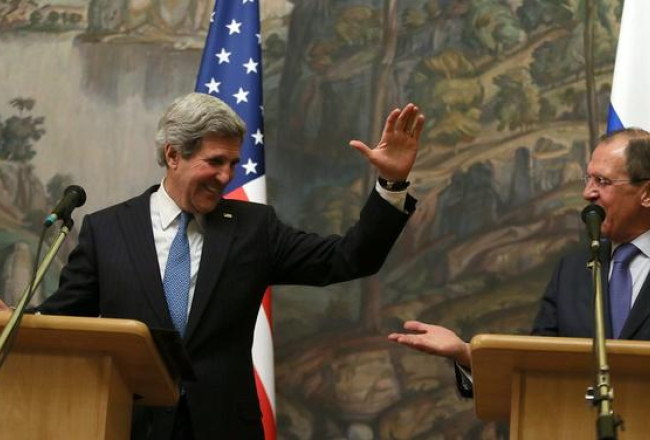 ASV valsts sekretārs Džons Kerijs (no kreisās) un Krievijas ārlietu ministrs viens otram "sit saujā" preses konferencē Maskavā. Foto: EPA/LETA