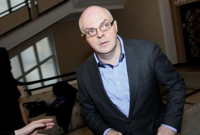 Izglītības ministrs Roberts Ķīlis ierodas uz valdības sēdi. Foto: Kaspars Krafts, F64