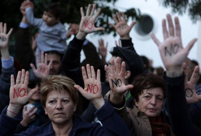 Kipras iedzīvotāji protestē pret valdības iecerēm ar nodokļiem aplikt noguldījumus bankās. Foto: AFP/LETA
