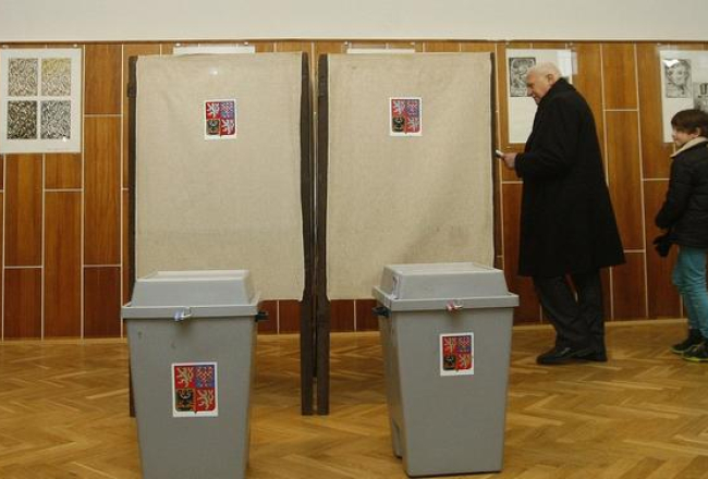 Čehijas līdzšinējais prezidents Vāclavs Klauss dodas balsot. Foto: AFP/LETA