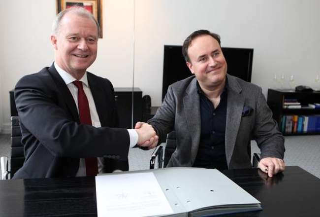 „Südwestrundfunk" direktors un profesors Tomass Kleists (no kreisās) un Karels Marks Šišons līguma parakstīšanas brīdī. Publicitātes foto