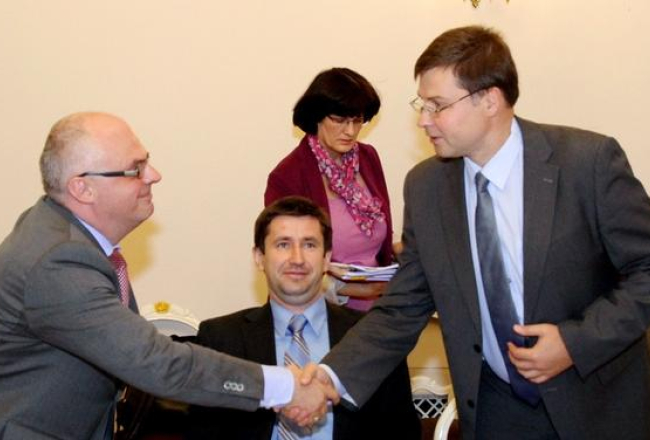 Valdības koalīcijas sēdē - sasveicinās premjers Valdis Dombrovskis un izglītības ministrs Roberts Ķīlis. Pa vidu - RP Saeimas frakcijas vadītājs Vjačeslavs Dombrovskis. Foto: Kaspars Krafts, F64