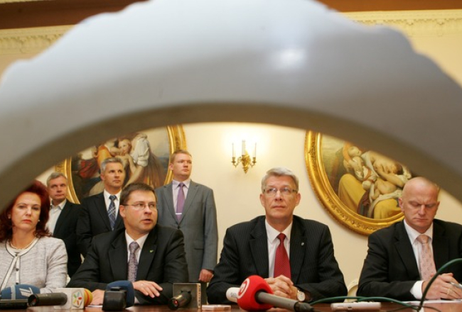 Triju partiju līderi paraksta vienošanās - no kreisās Solvita Āboltiņa, Valdis Dombrovskis, Valdis Zatlers un Gaidis Bērziņš. Foto: Raitis Plauks, F64